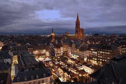 France, Bas-Rhin (67), Strasbourg, vieille ville classée au Patrimoine Mondial de l’UNESCO, le Grand Sapin de Noël sur la place Kléber et la cathédrale