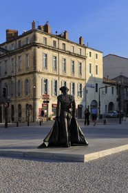 France, Gard (30), Nimes, place des arènes, statue du torero Nimeno II par Serena Carone de 1994