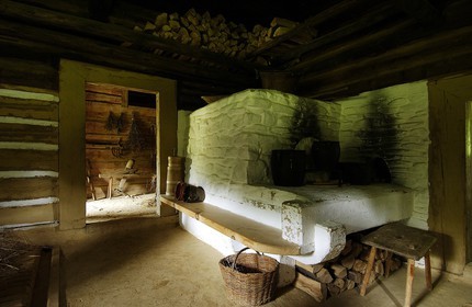 Pologne, Précarpates, parc ethnographique de Sanok (écomusée), ferme en bois de 1892 de la région de Pogorzanie Wschodni, classée Patrimoine Mondial de l'UNESCO