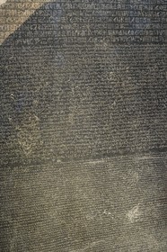 Royaume-Uni, Londres, quartier de Bloomsbury, le British Museum, Egypte ancienne, la Pierre de Rosette, fragment de stèle gravée de l'Égypte antique portant trois versions (hiéroglyphes, égyptien démotique et alphabet grec) d'un même texte qui a permis le déchiffrement des hiéroglyphes au XIXème siècle par Jean-François Champollion