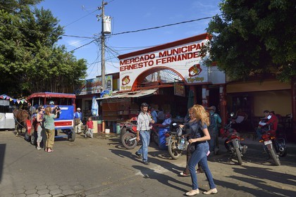 Nicaragua, Masaya, voiture à cheval taxi devant le marché Mercado Municipal Ernesto Fernandez