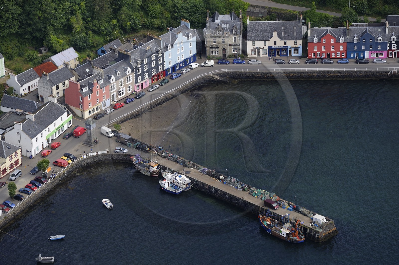Royaume-Uni, Ecosse, Highland, Hébrides intérieures, Ile de Mull, la ville principale Tobermory et son port (vue aérienne)