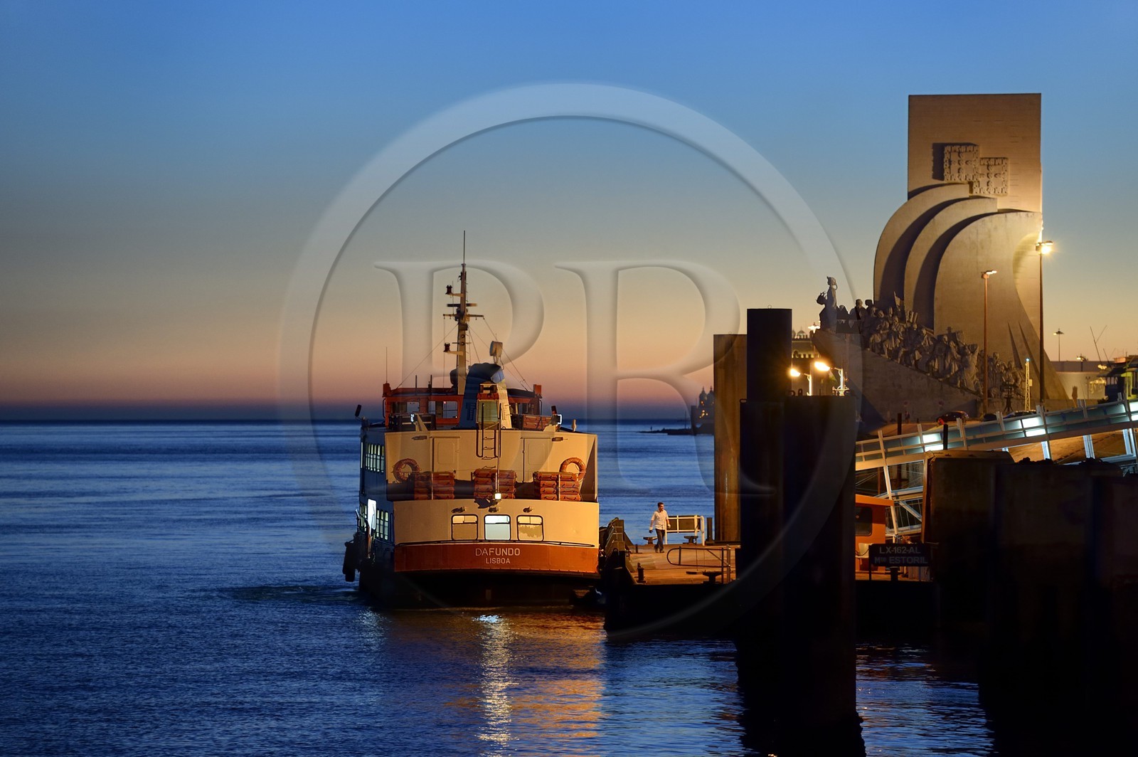 Portugal, Lisbonne, quartier de Belém, Padrao dos Descobrimentos (Monument des Découvertes) datant de 1960 à l'embouchure du Tage, ferry à quai