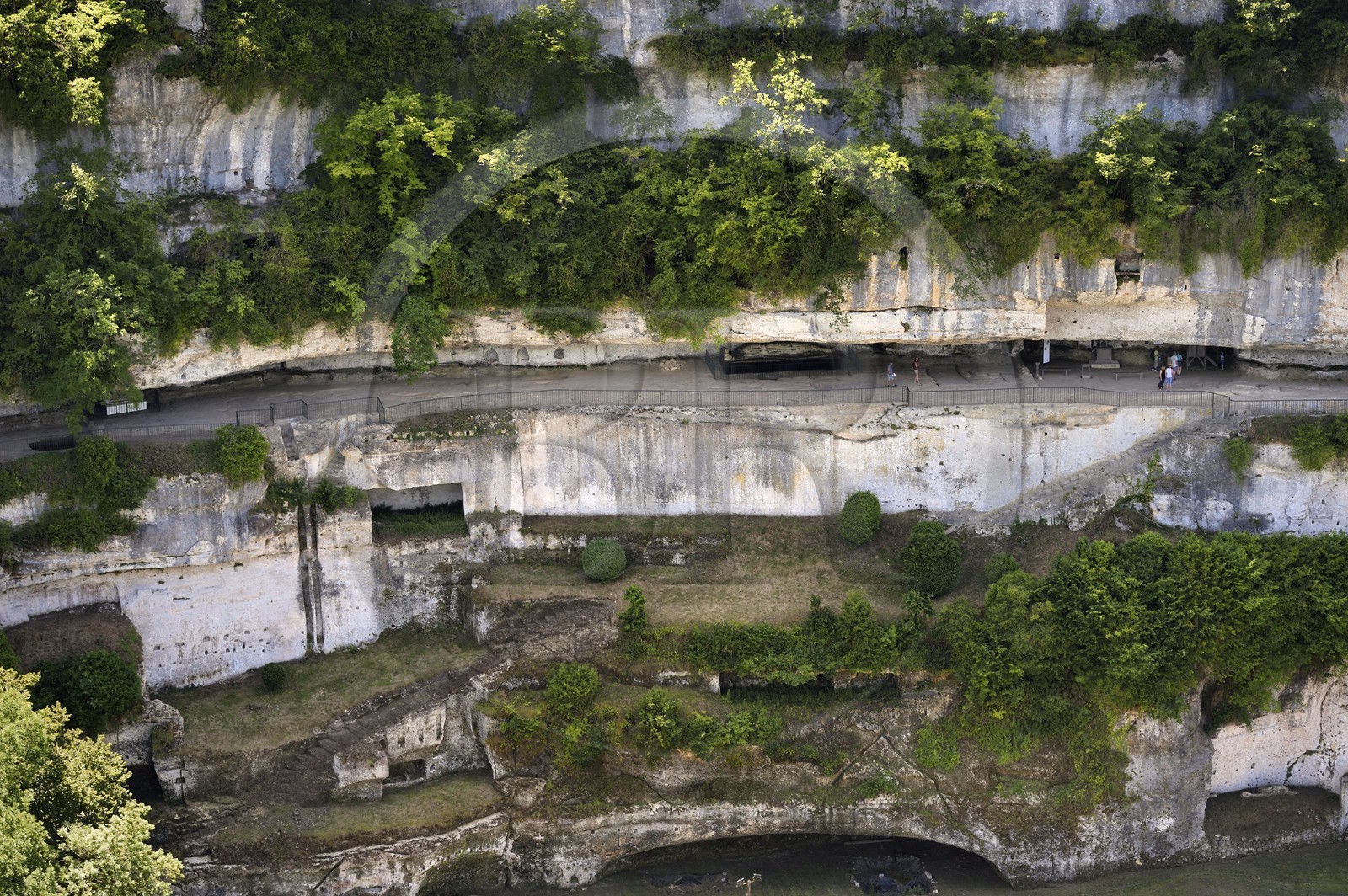 France, Dordogne (24), Périgord Noir, vallée de la Vézère, site préhistorique et grotte ornée classés Patrimoine Mondial de l'UNESCO, Peyzac-le-Moustier, falaise de La Roque-Saint-Christophe, site troglotytique datant de la Préhistoire, abri sous roche de la grande terrasse (vue aérienne)
