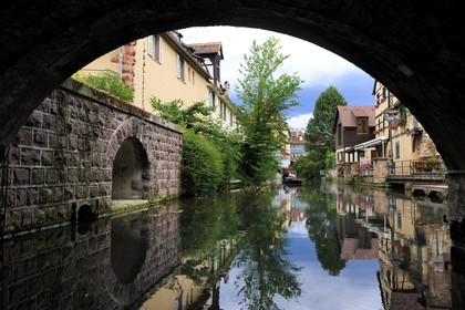 France, Haut-Rhin (68), Colmar, la petite Venise, quartier de la Krutenau arrosé par la rivière Lauch, promenade en barque à fond plat