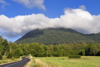 France, Puy-de-Dôme (63), Parc Naturel Régional des Volcans d'Auvergne, Chaine des Puys classée Patrimoine Mondial de l’UNESCO, le volcan Puy de Dôme dont le sommet est dans les nuages