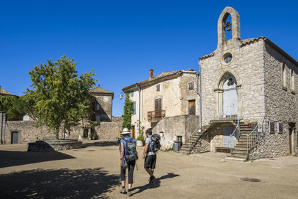 France, Hérault (34), les Causses et les Cévennes, paysage culturel de l'agro-pastoralisme méditerranéen inscrit au Patrimoine Mondial de l'UNESCO, Saint-Maurice-Navacelles, randonneurs traversant la place de l'église