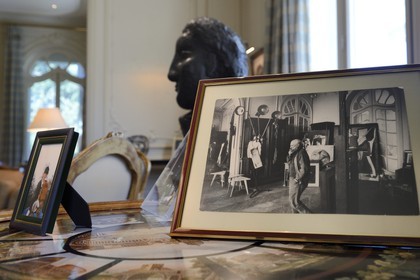 France, Alpes-Maritimes (06), Cannes, la villa La Californie où vécu Pablo Picasso, aujourd'hui renommé le Pavillon de Flore par Marina Picasso, photo de Pablo Picasso dans son atelier de La Californie devenu aujourd'hui le salon