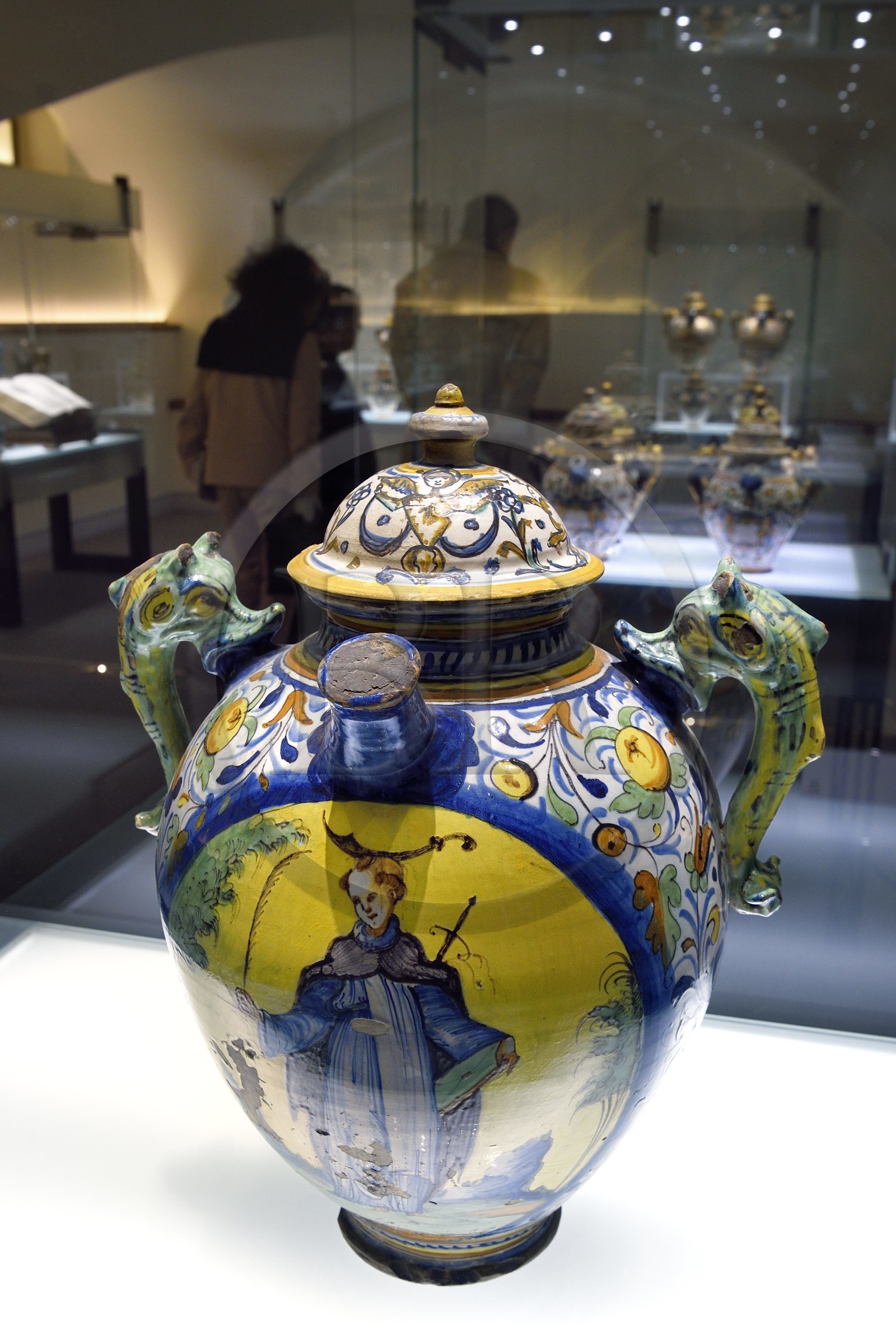 Italie, Toscane, Florence, centre historique classé Patrimoine Mondial de l'UNESCO, Officina profumo, farmaceutica di Santa Maria Novella, ancienne officine d'apothicaire italienne devenue une maison de parfum et de soins corporels, l'un des plus anciens pots de la pharmacie (fin du XVIe siècle) montrant Saint-Pierre