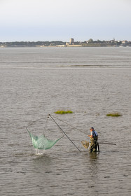 France, Charente-Maritime (17), Port-des-Barques, pêcheur au carrelet