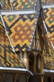 France, Côte-d'Or (21), Hospice de Beaune, tuiles colorées et détail de le toiture
