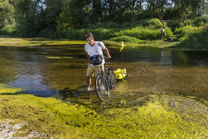 France, Maine-et-Loire (49), vallée de la Loire classée au Patrimoine Mondial par l'UNESCO, Saumur vers Saint-Hilaire, bancs de sable formant des îles sur la Loire, randonnée à bicyclette sur les berges de la Loire, vélo avec une remorque transportant le matériel de camping
