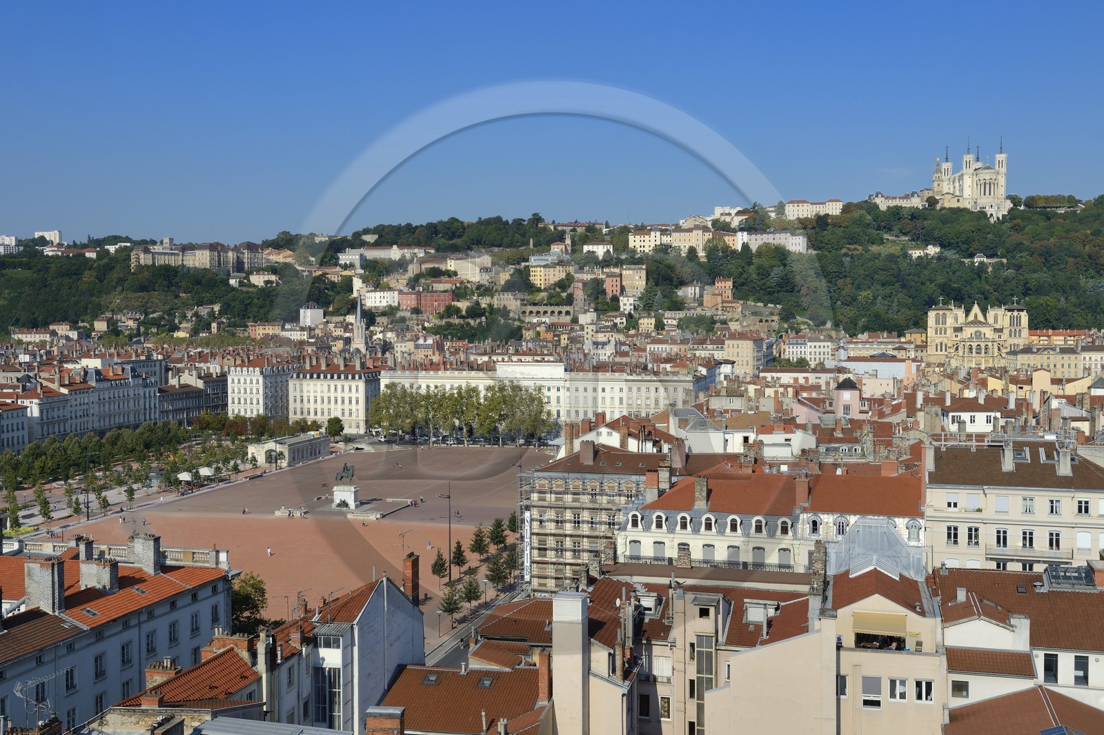France, Rhône (69), Lyon, site historique classé Patrimoine Mondial de l'UNESCO, la place Bellecour dans le quartier de la Presqu'Ile  dominé par la Basilique Notre Dame de Fourvière