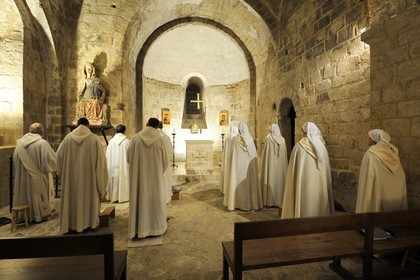 France, Manche (50), l'abbaye du Mont-Saint-Michel, classé Patrimoine Mondial de l'UNESCO, l'église abbatiale, frères et soeurs des Fraternités Monastiques de Jérusalem les Laudes dans la chapelle des Trentes Cierges