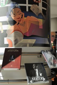 Turquie, Istanbul, le centre commercial Canyon (Kanyon Alişveriş Merkezi), une réalisation des cabinets d'architectes Jerde Partnership de Los Angeles et Tabanlioglu d'Istanbul, librairie D&R