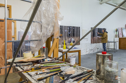 France, Seine-Saint-Denis (93), Les Lilas, l'artiste peintre Xiao Fan Ru dans son atelier