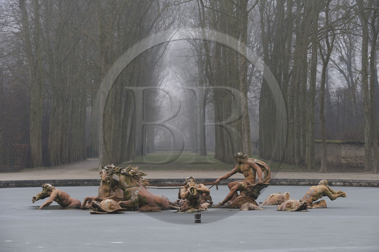 France, Yvelines (78), château de Versailles, classé Patrimoine Mondial de l'UNESCO, le bassin d' Apollon dans la brume hivernale