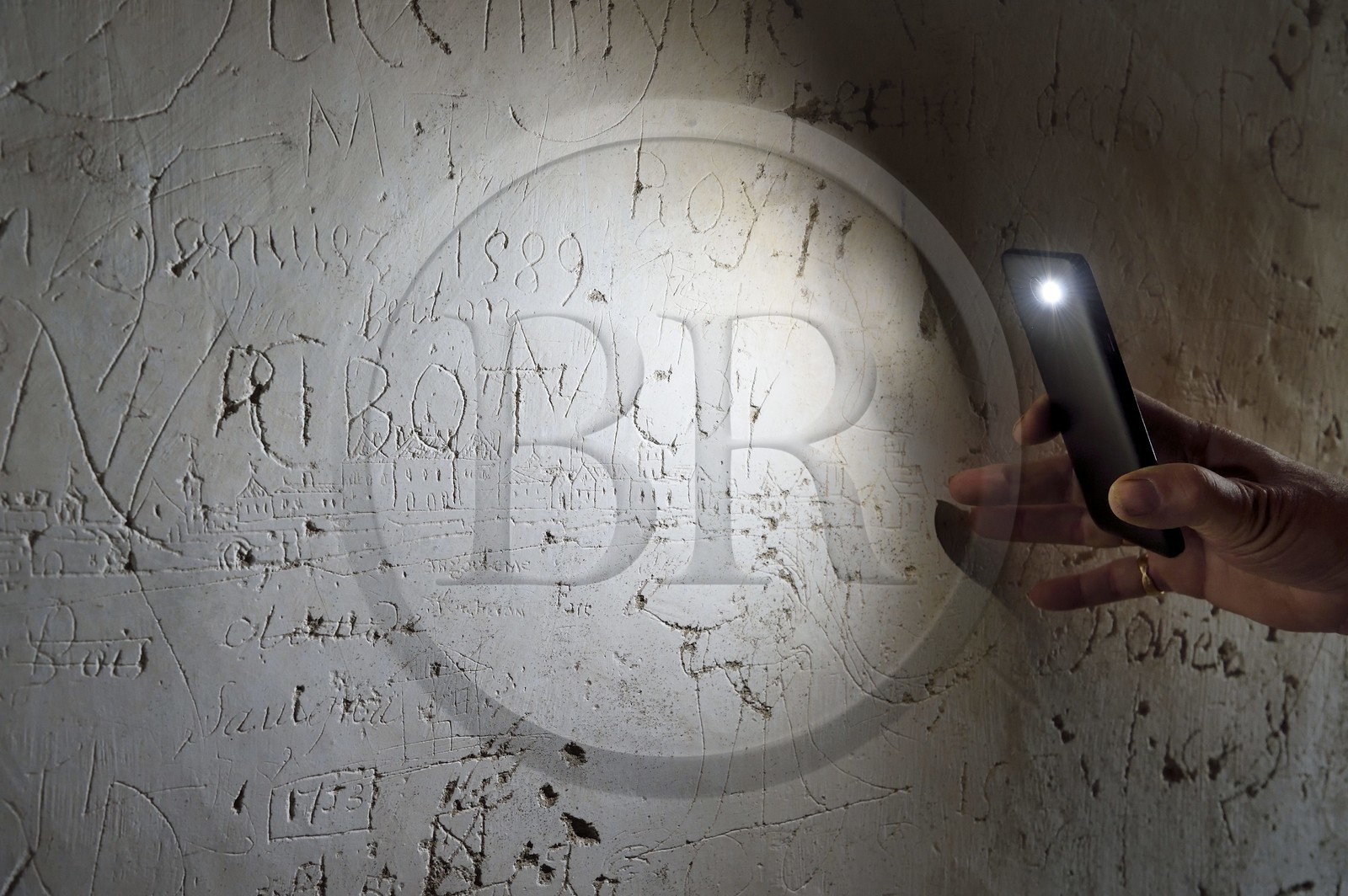 France, Allier (03), ancienne province du Bourbonnais, Besson, chateau de Fourchaud (XIVe siècle au XVIe siècle) appartenant aujourd'hui aux descendants des Bourbon-Parme, graffitis au deuxième étage dont celui du sieur Porcheron qui a représenté la ville d’Angoulême et daté de 1753