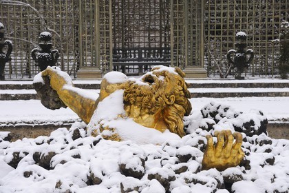 France, Yvelines (78), parc du château de Versailles sous la neige, classé Patrimoine Mondial de l'UNESCO, le Bosquet de l'Encelade oeuvre de Marsy