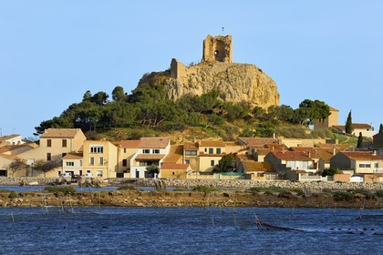France, Aude (11), Narbonne, les Corbières, Gruissan, le vieux village et son château, forteresse militaire médiévale pour la surveillance côtière dominée par la tour Barberousse du XIIIe siècle