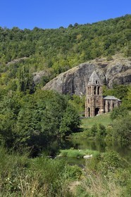France, Haute-Loire (43), vallée de l'Allier, Saint-Julien-des-Chazes, chapelle Sainte-Marie-des-Chazes en bordure de l'Allier