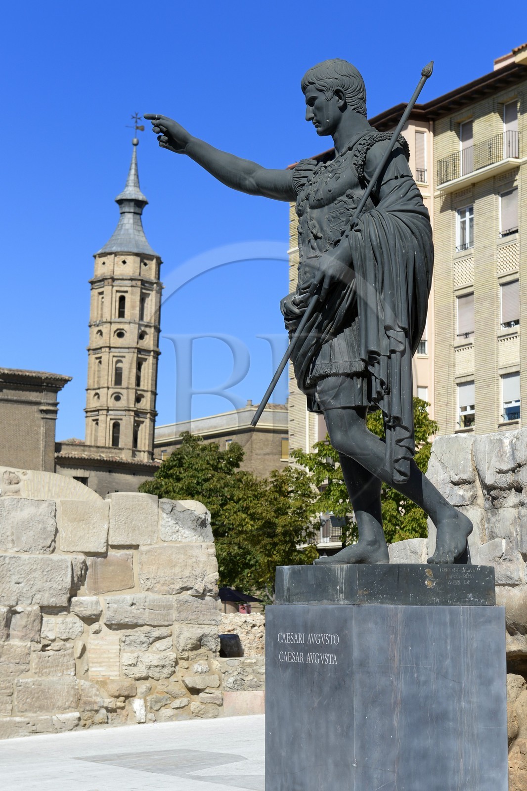 Espagne, Aragon, Saragosse, statue de Cesar Auguste et le clocher penché de l'église San Juan de Los Panetes