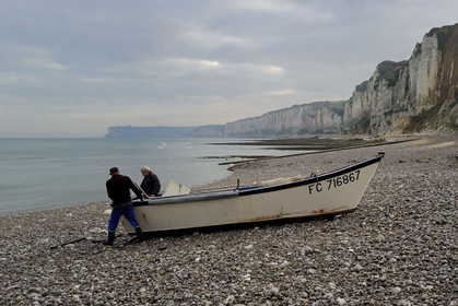 France, Seine-Maritime (76), Côte d'Albâtre, Yport, port d'echouage sur la plage, barque de pêche