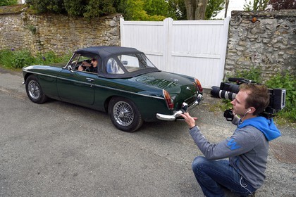 France, Yvelines (78), Montchauvet, tournage pour la télévision du Village Préféré des Français avec Stéphane Bern, Stéphane Bern au volant d'une MG cabriolet