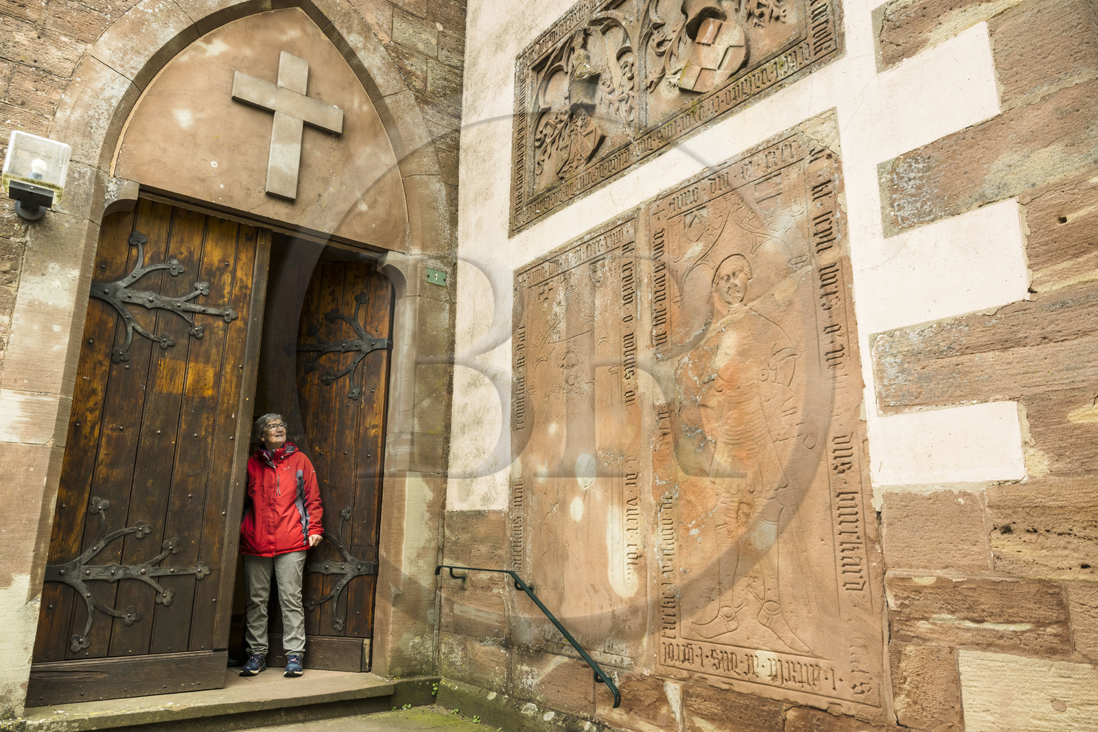 France, Bas-Rhin (67), Parc Naturel régional des Vosges du Nord, La Petite Pierre, l'église simultanée Notre-Dame alternant entre le culte catholique et protestant, dalles funéraires sont apposées contre le mur extérieur