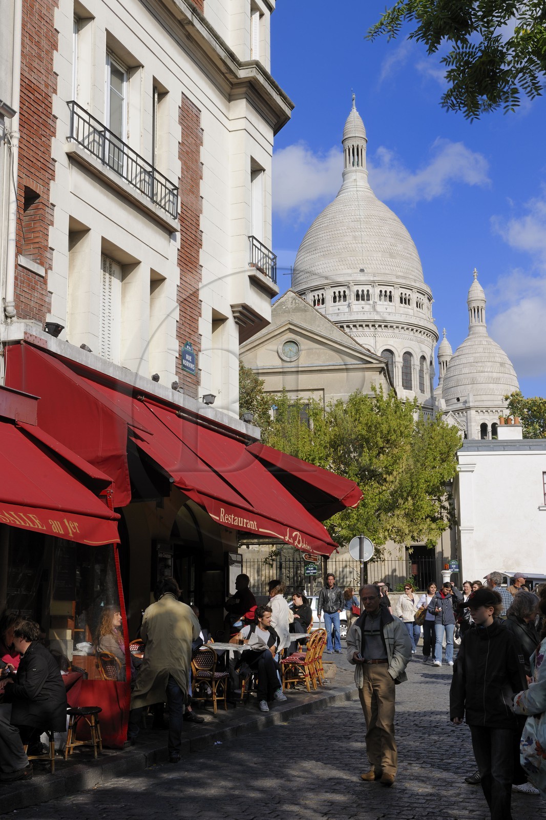 France, Paris (75), la Butte Montmartre, café sur la place du Tertre et la basilique du Sacré-Coeur