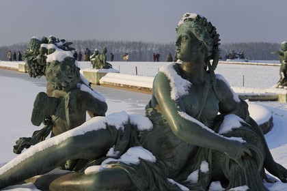 France, Yvelines (78), parc du château de Versailles sous la neige, classé Patrimoine Mondial de l'UNESCO, statue au Parterre d'eau
