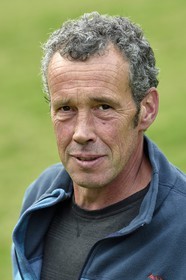 France, Pyrénées-Atlantiques (64), Pays-Basque, vallée des Aldudes, Urepel, l'éleveur de brebis manech tête noire Jean-Bernard Etchebarren