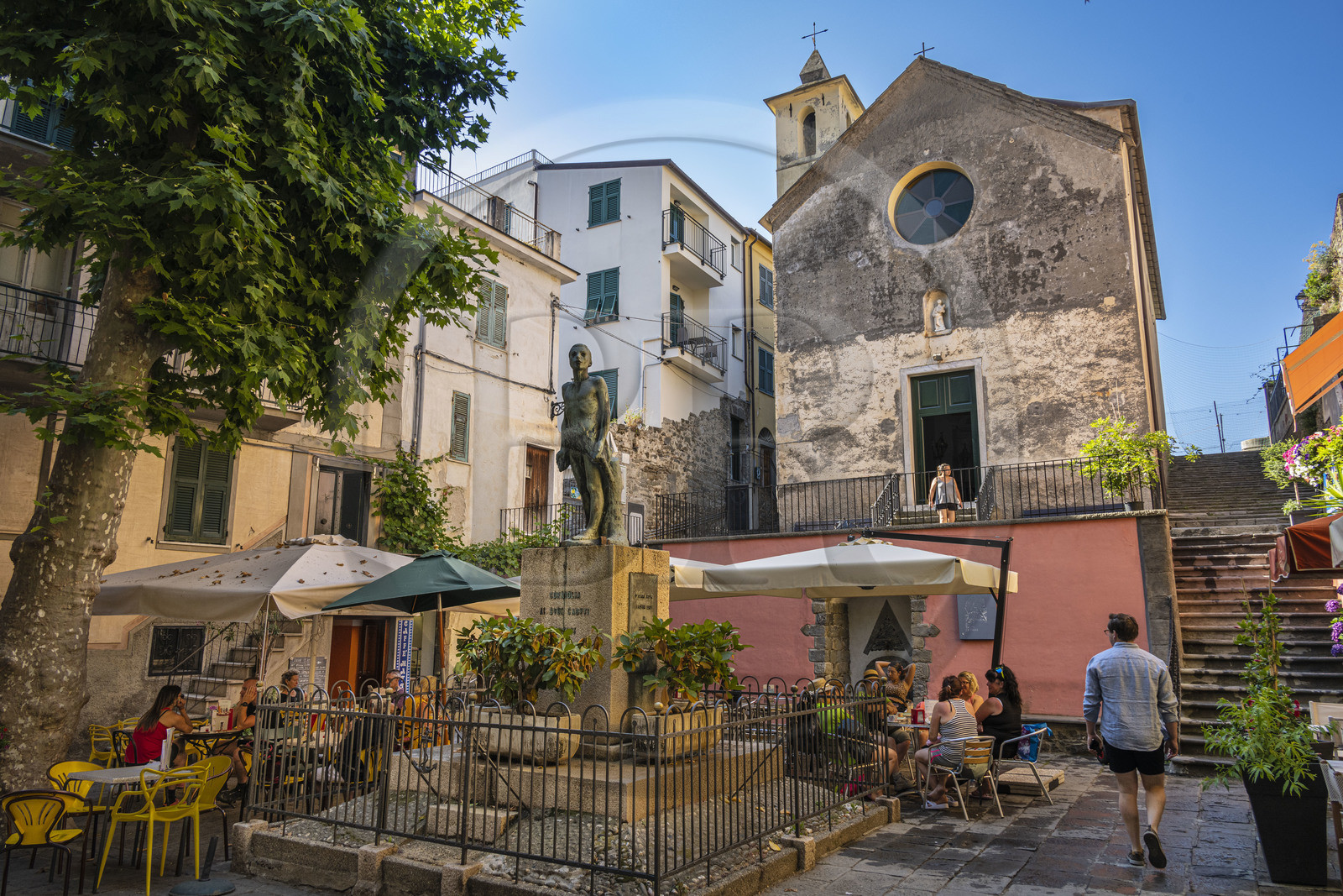 Italie, Ligurie, Cinque Terre, parc national des Cinque Terre classé Patrimoine Mondial de l'UNESCO, village de  Corniglia, l'oratoire de la Disciplinati di Santa Caterina et le monument aux morts sur la place principale Largo Taragio