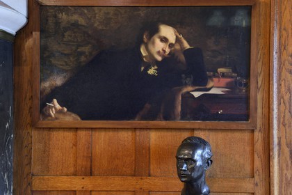 France, Pyrénées-Atlantiques (64), Pays-Basque, Cambo-les-Bains, la Villa Arnaga, musée et maison d'Edmond Rostand, le Grand Hall, portrait d'Edmond de Rostand par Eugène Pascau (1901)