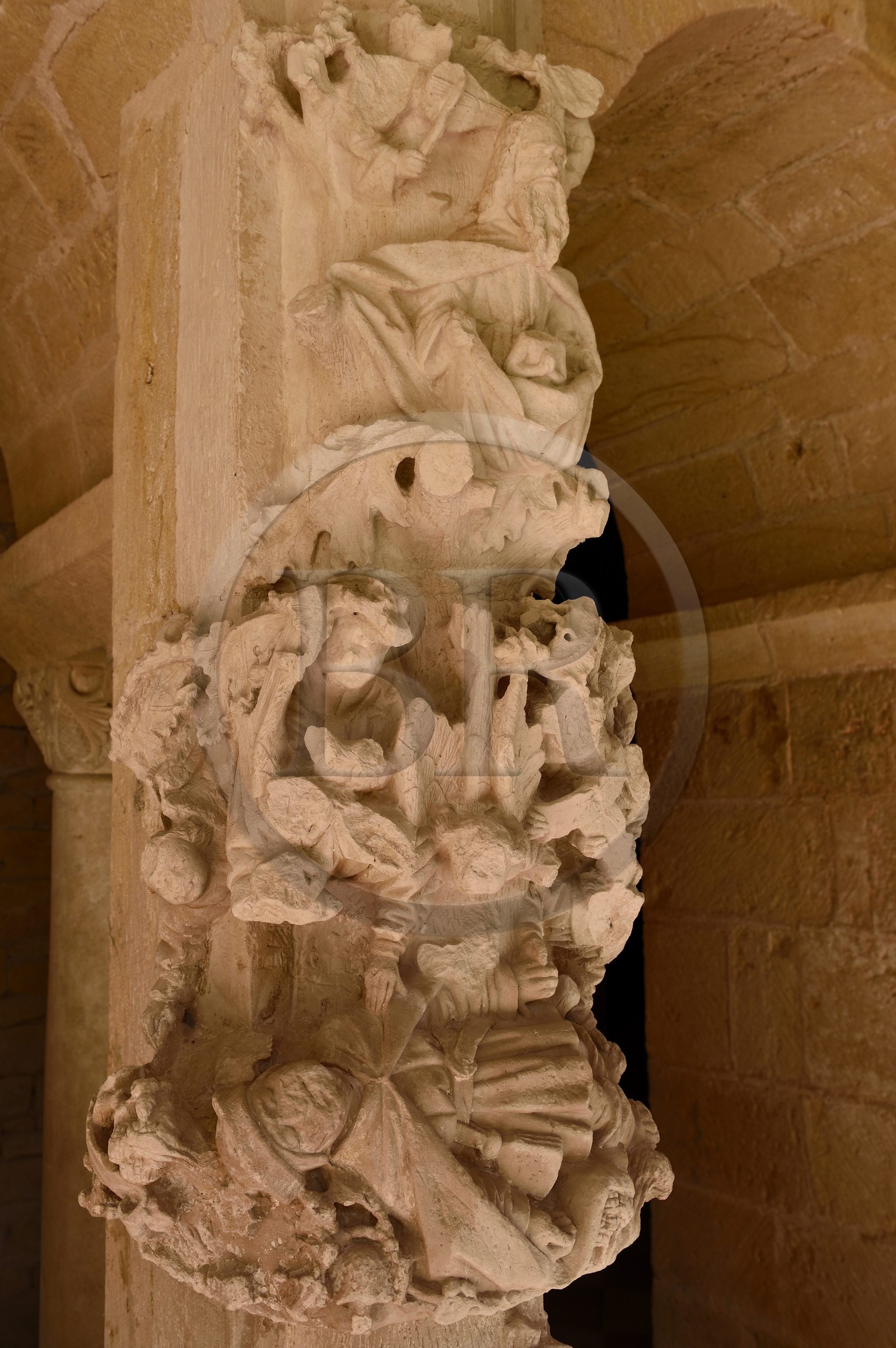 France, Dordogne (24), Périgord Noir, Le Buisson-de-Cadouin, abbaye de Cadouin, étape sur le chemin de Compostelle, site classé Patrimoine Mondial de l'UNESCO, galerie orientale du cloitre du XVe siècle, la mort de Lazare à l'entrée de la salle capitulaire