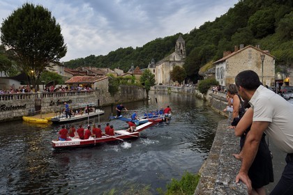 France, Dordogne (24), Brantôme, joute nautique sur la Dronne devant l'abbaye bénédictine Saint-Pierre