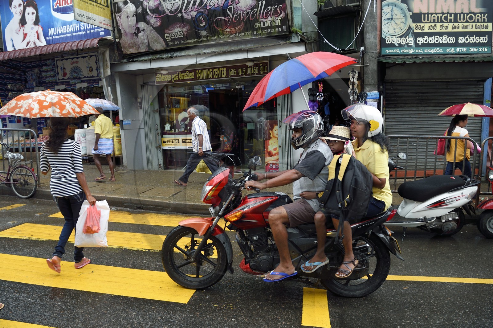 Sri Lanka, Province du Centre, Nawalapitiya, famille à moto