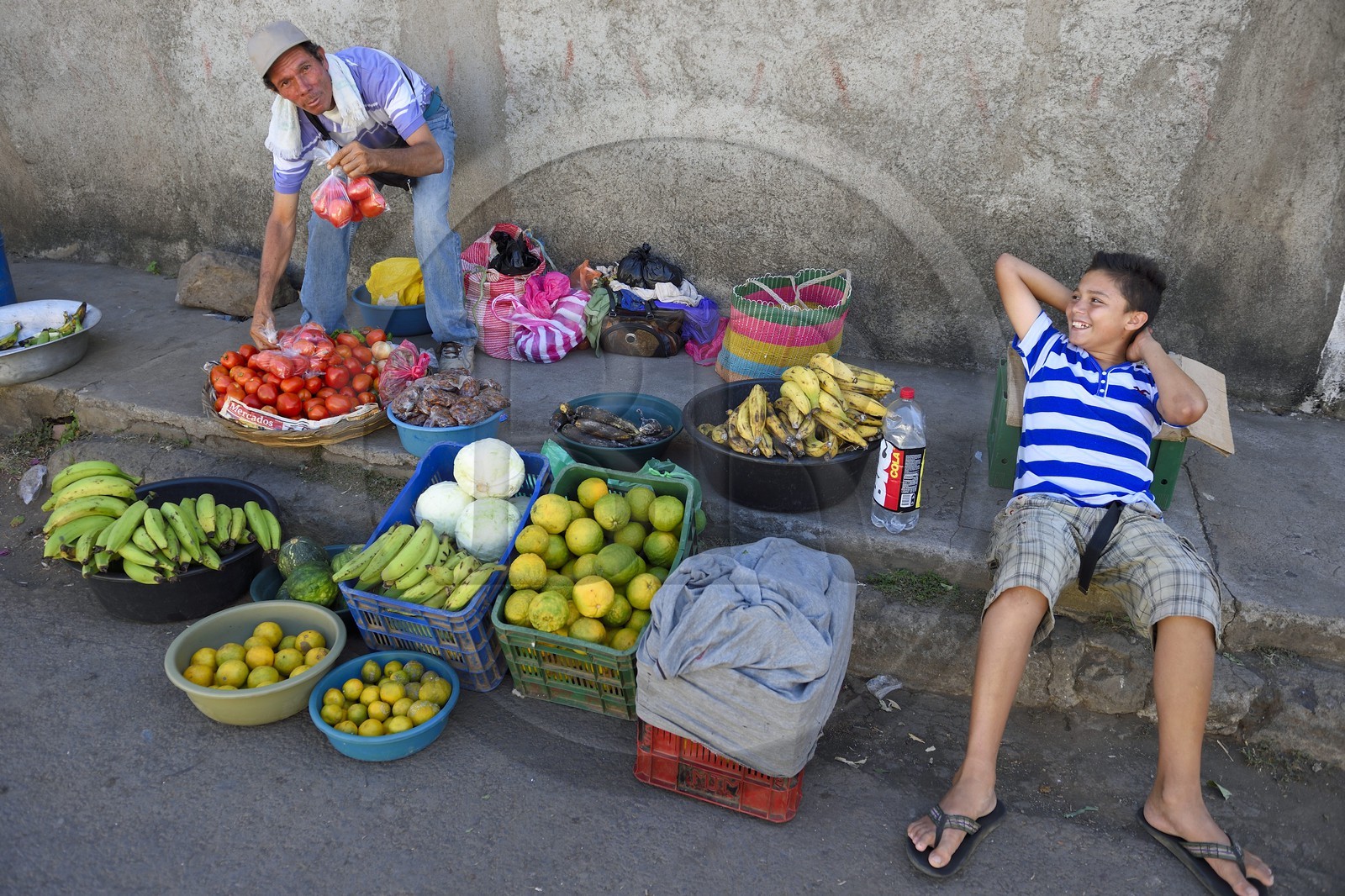 Nicaragua, Leon, quartier de Sutiaba, vendeur de légumes aux abords du marché