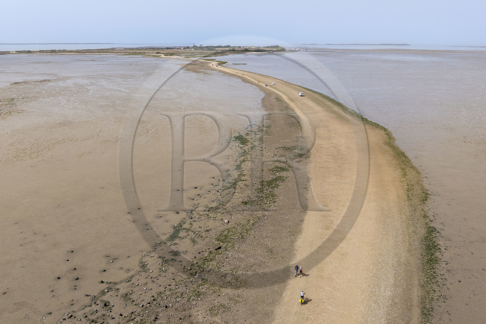 France, Charente-Maritime (17), Port-des-Barques, Port-des-Barques, le tombolo de la Passe aux Boeufs qui relie le continent à l'Ile Madame (vue aérienne)