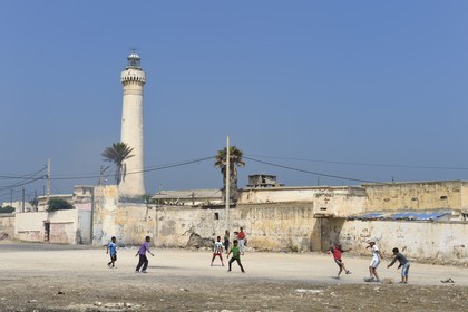 Maroc, Casablanca, enfant jouant au football dans le quartier populaire du phare d'El Hank