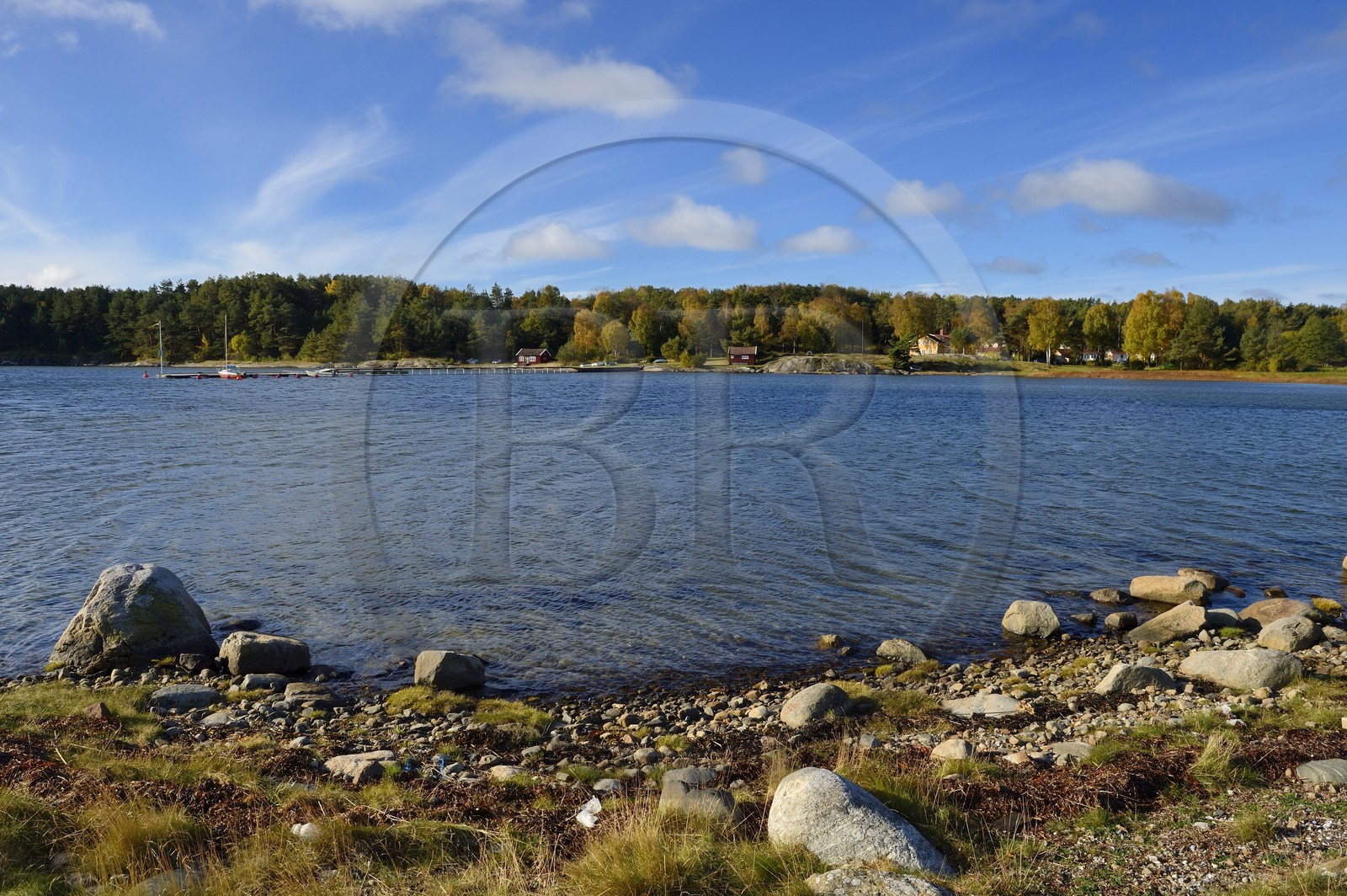 Suède, Västra Götaland, Iles Koster, Sydkoster, maisons et jetée de Bergdalen