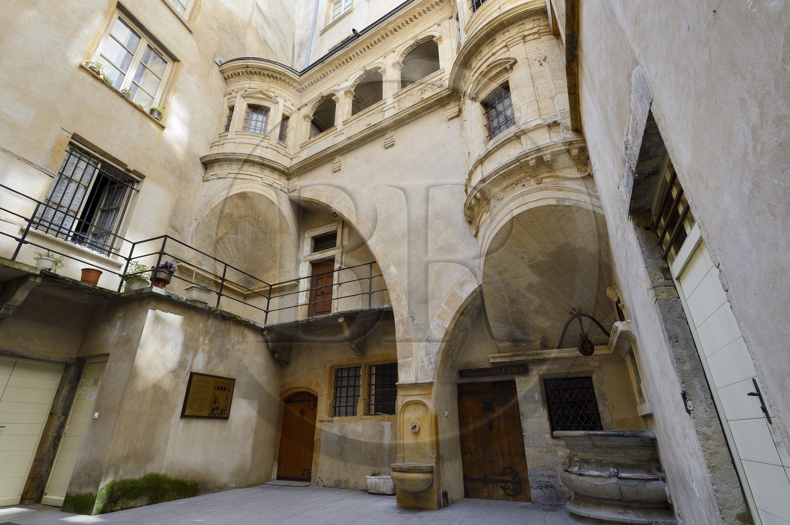France, Rhône (69), Lyon, site historique classé Patrimoine Mondial de l'UNESCO, quartier de Saint-Paul dans le Vieux Lyon, traboule de l'Hôtel Bullioud et la galerie Renaissance sur trompes de l'architecte Philibert de l'Orme (ou Delorme), réalisée en 1536 au 8 rue Juiverie