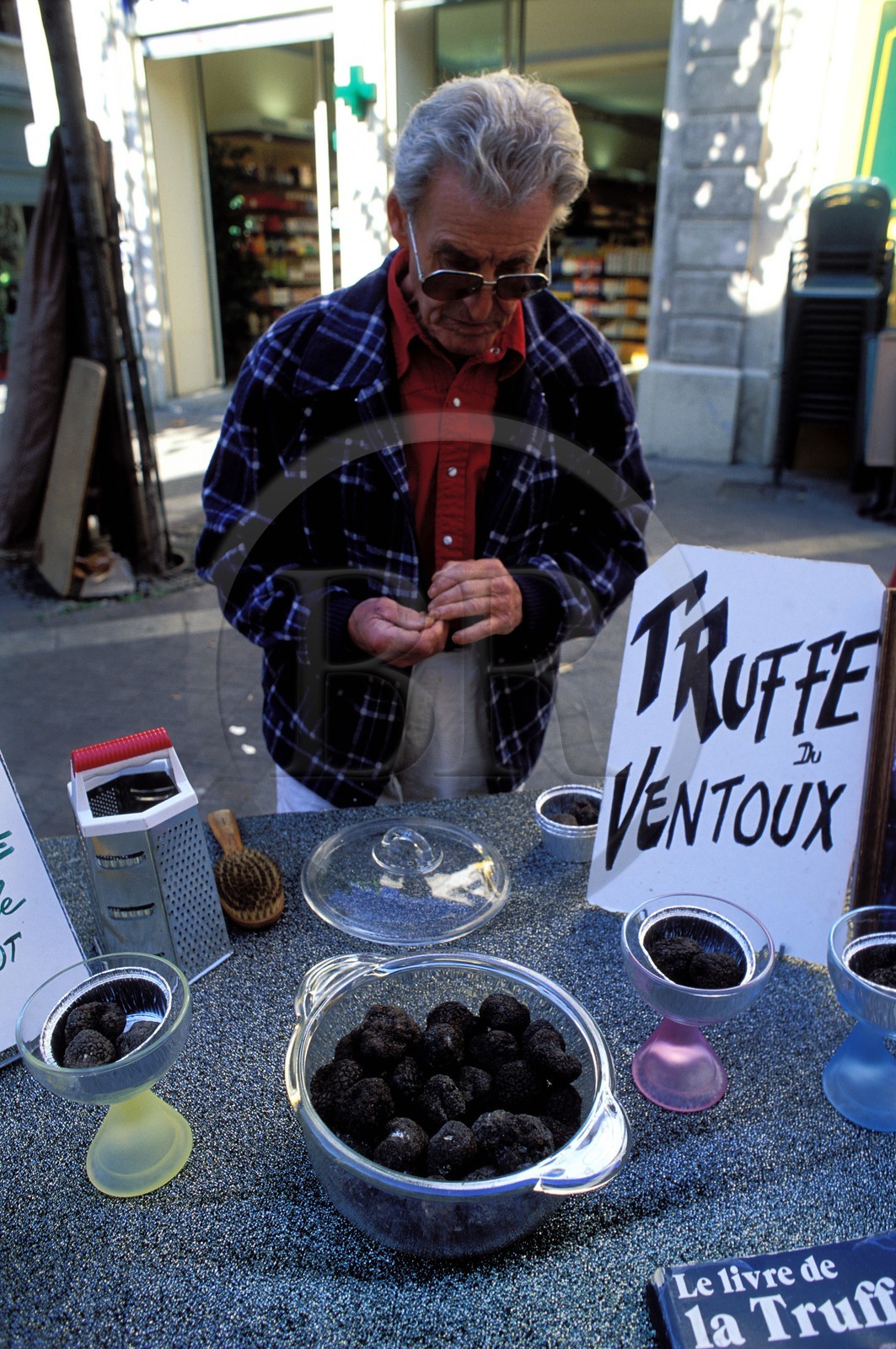 France, Vaucluse (84), Carpentras, vente de truffes