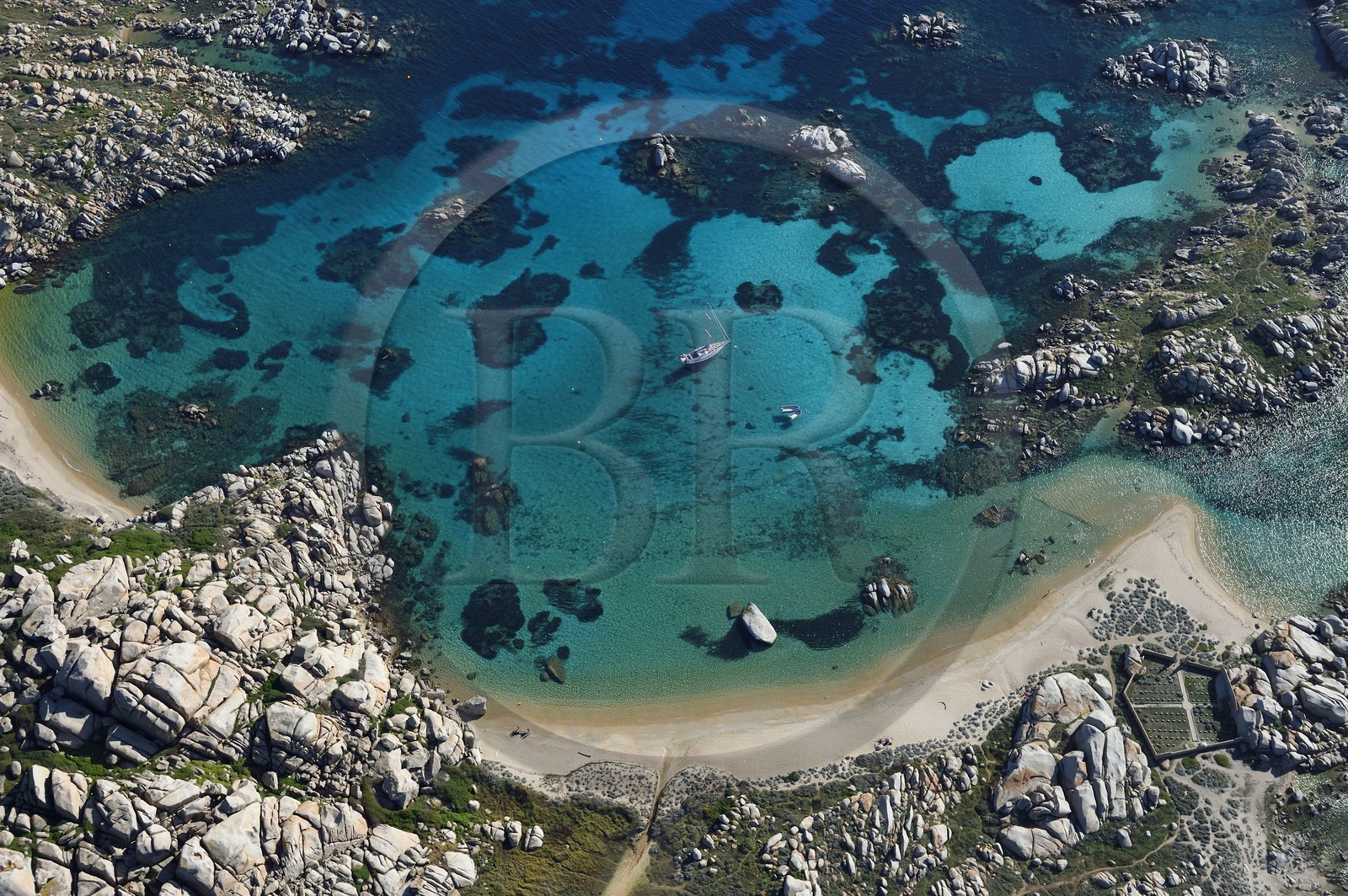 France, Corse-du-Sud (2A), Bonifacio, Réserve naturelle des iles Lavezzi et le cimetière Acciarino qui accueille les sépultures des naufragés de la Sémillante (vue aérienne)