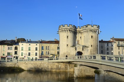 France, Meuse (55), Verdun, Porte Chaussée du XVe siècle, entrée officielle de la cité depuis sa construction, tour défensive du grand rempart qui encerclait la ville au moyen-âge vue depuis la Place de la Nation et le pont sur la Meuse