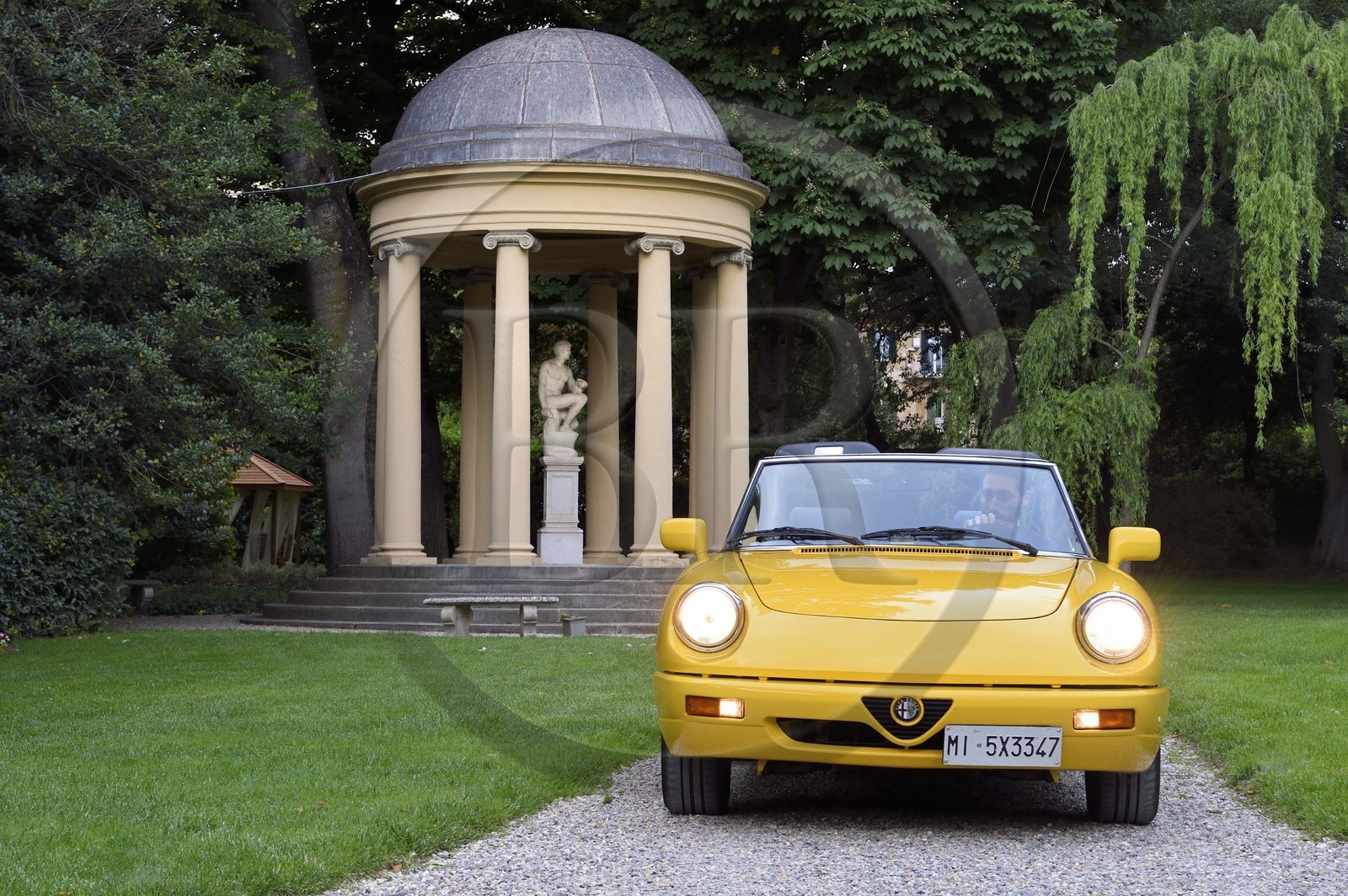 Italie, Toscane, Florence, centre historique classé Patrimoine Mondial de l'UNESCO, cabriolet Alfa Romeo Duetto Spider jaune dans les jardins du Palazzo Della Gherardesca, palace 5 étoiles Four Seasons Hotel Firenze