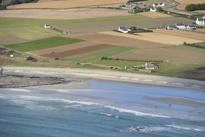 France, Finistère (29), baie d’Audierne, la côte à Plozévet (vue aérienne)