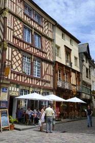 France, Ille-et-Vilaine (35), Rennes,  la place du Champ Jacquet est bordée de maisons à pans de bois du XVIIème siècle