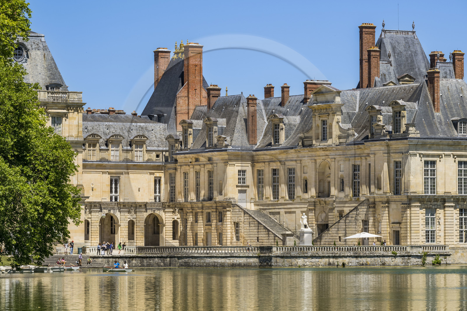 France, Seine-et-Marne (77), Fontainebleau, chateau de Fontainebleau, classé Patrimoine Mondial par l'UNESCO, l'aile de la Belle Cheminée et son escalier monumental donnant sur la Cour de la Fontaine, l'étang des carpes au premier plan