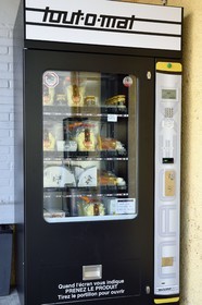 Suisse, Canton de Vaud, Aigle, automate à fondue qui est un distributeur en libre-service à fromages et fondues